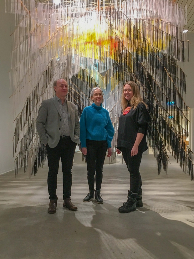 Sigrid Høyforsslett Bjørbæk (midten) sammen med Jan-Erik Lundström fra Sámi Dáiddaguovddáš og med-kurator Charis Gullickson fra Nordnorsk Kunstmuseum.